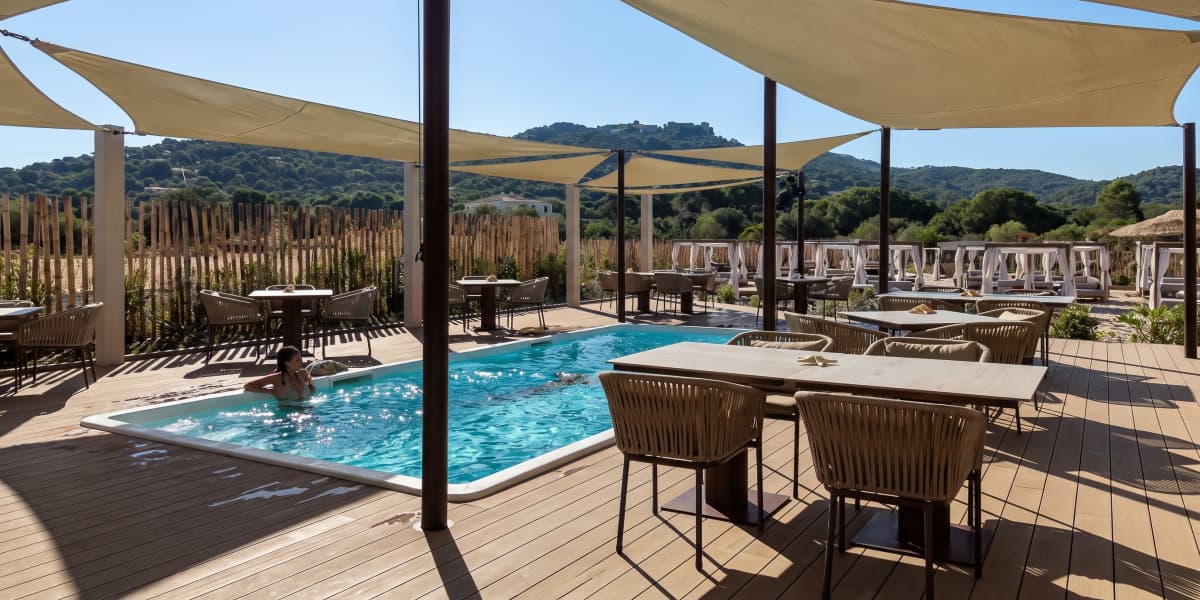 pool-terrace-outdoor-dining-set-beach-club-italy
